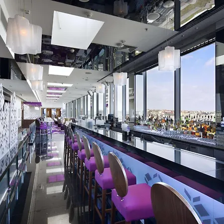 Hilton Atrium 5* פראג