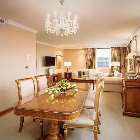 Hilton Atrium 5* פראג