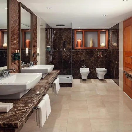 Hilton Atrium Hotel 5*