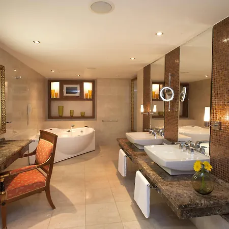 Hilton מלון