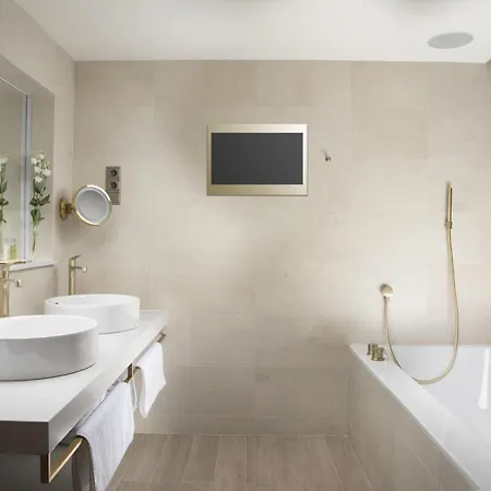 Hilton Atrium Hotel 5*