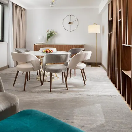 Hilton Atrium 5* براغ