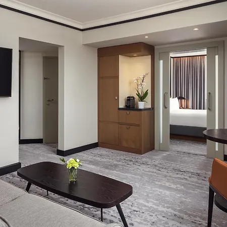 ホテル Hilton Atrium 5*