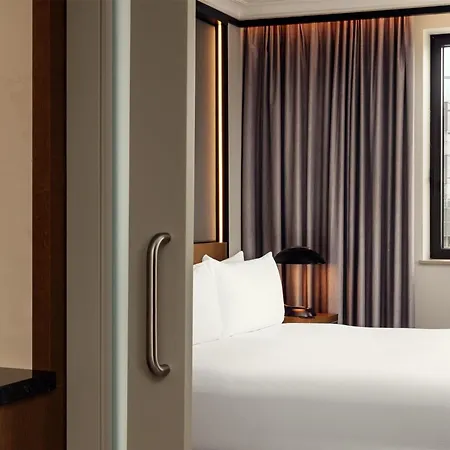 Hilton Atrium 5* プラハ