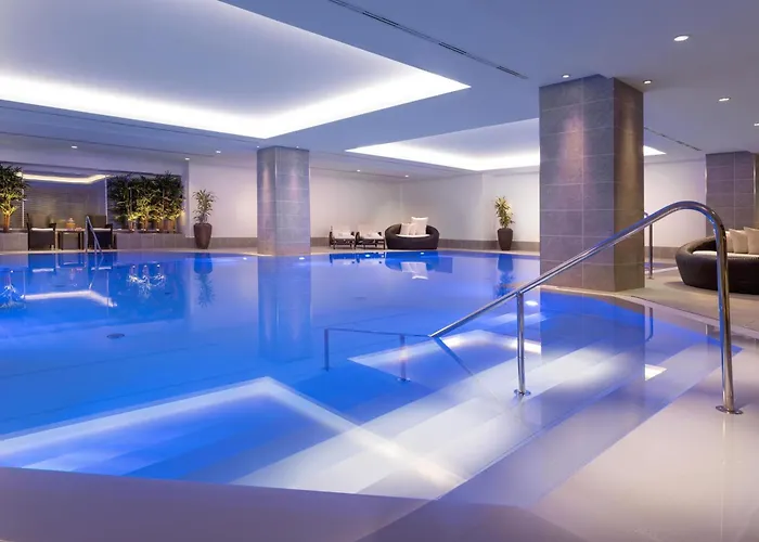 Hilton Atrium מלון 5*