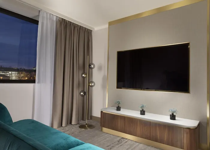 Hilton Atrium 5* פראג