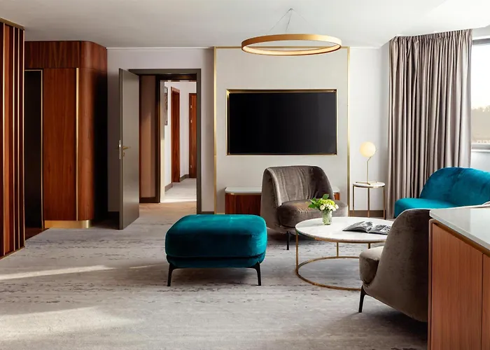 Hilton Atrium 5* פראג