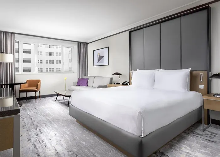 Hilton Atrium 5* פראג