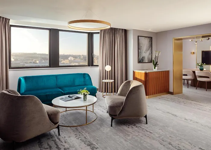 Hilton Atrium מלון