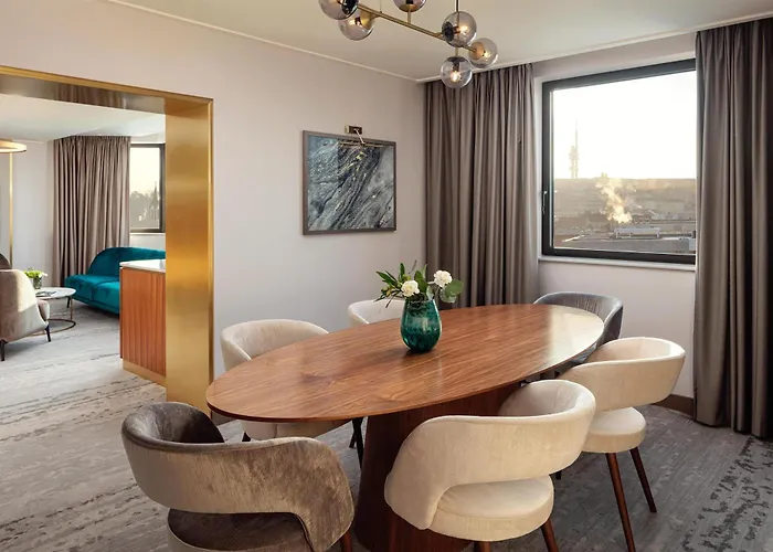Hilton Atrium 5* פראג