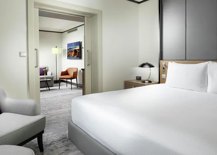 Hilton Atrium מלון 5*