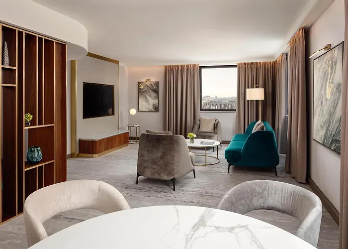 מלון Hilton Atrium 5*