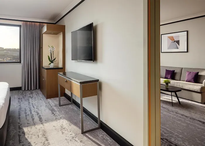 Hilton Atrium מלון