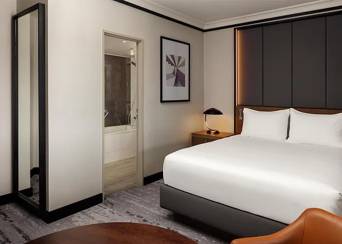 Hilton Atrium מלון 5*
